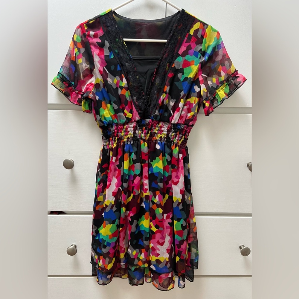 Beautiful flowered mini dress with lacy v-neck and flounce on bottom in size M
